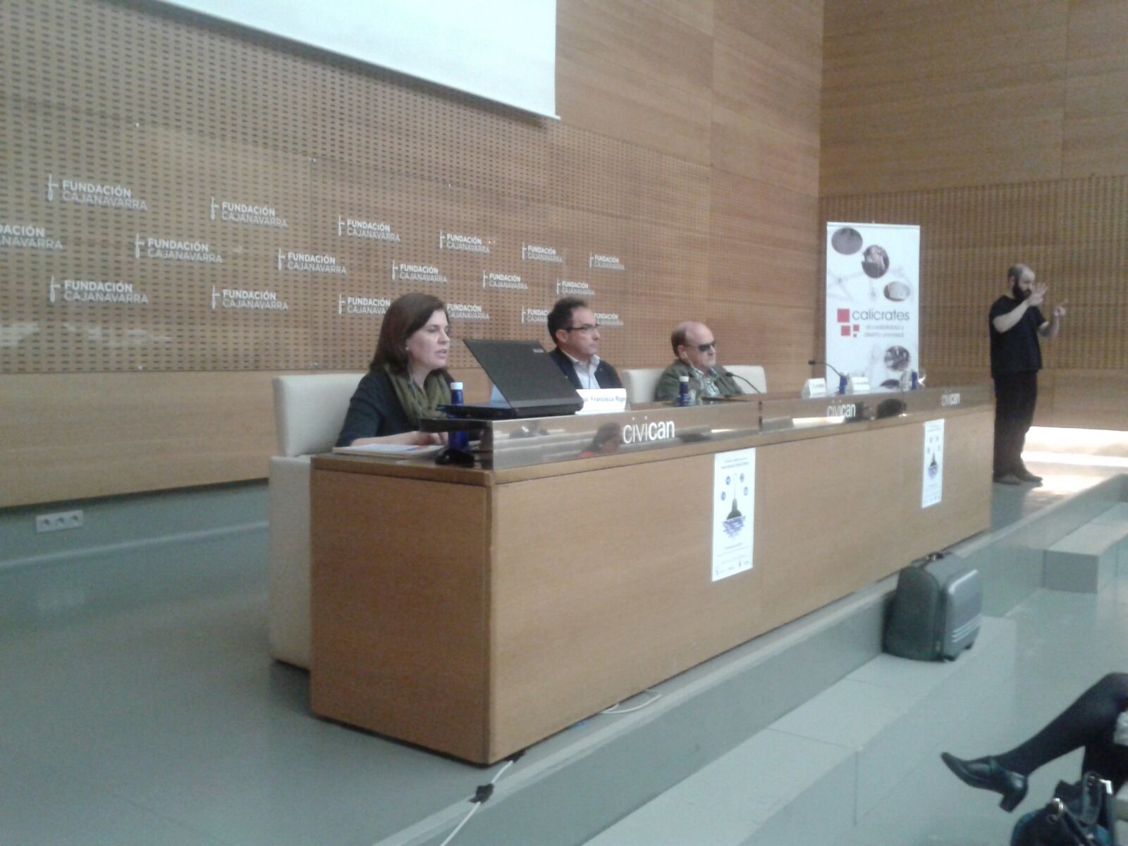 Mesa de ponentes, en primer plano Francisca Rigo Pons