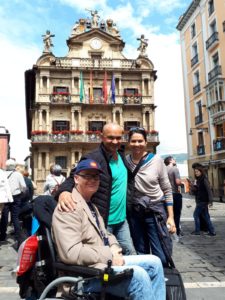 Pedro, Isidro y Marcela frente al Ayuntamiento de Pamplona.